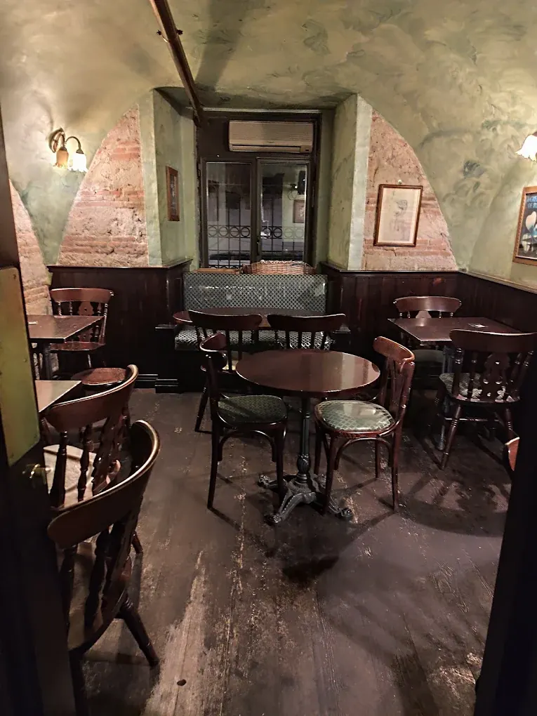 L'interno del St James Pub a Piazza Bellini, Napoli